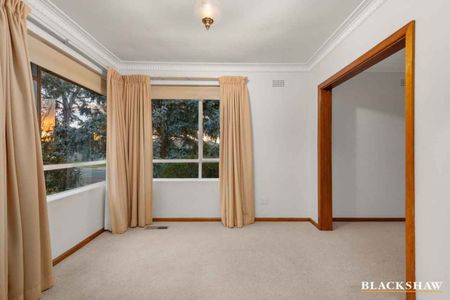 Large 3 Bedroom Home in Prime Location With Self Contained Studio. - Photo 2