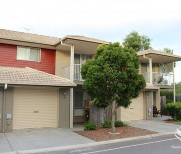 Beautiful townhouse in great location! Available now! - Photo 2