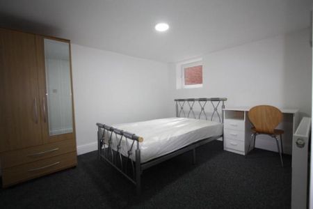 5 bedroom detached house to rent - Photo 3