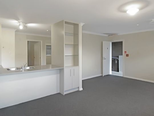 Spacious 2-Bedroom Unit in Onehunga - Photo 1