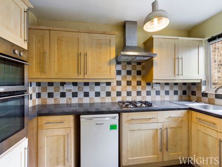 2 bedroom Mid Terraced House - RAMBLERS WAY, PANSHANGER - Photo 2