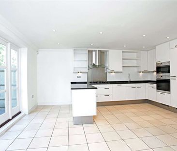 A well presented three storey, four bedroom/four bathroom townhouse... - Photo 5