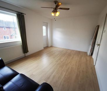 3 bedroom end of terrace house to rent - Photo 1