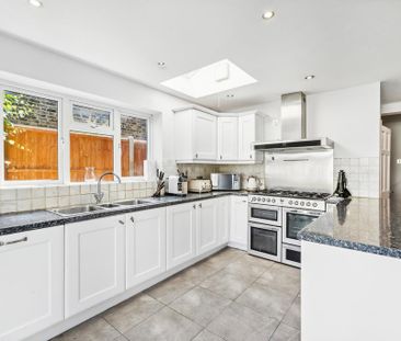 5 bedroom semi-detached house to rent - Photo 4