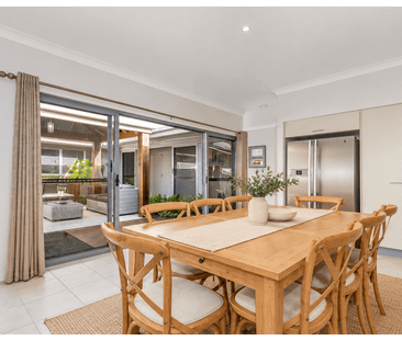 Light-Filled 5-Bedroom Lowset in Wakerley with Ducted Air Conditioning - Photo 3