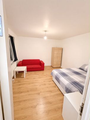 Room in a Shared House, Lansdowne Road, E11 - Photo 1