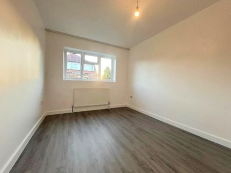 3 bedroom flat to rent - Photo 5