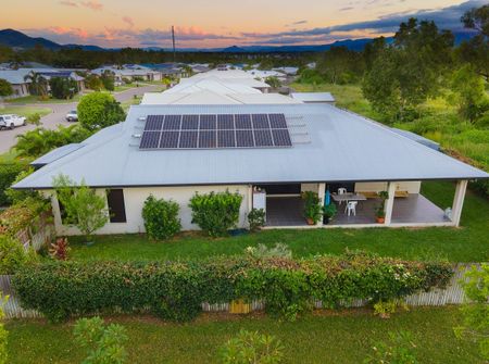 SPACIOUS FAMILY LIVING + MEDIA ROOM + SOLAR + NO REAR NEIGHBOURS - Photo 3