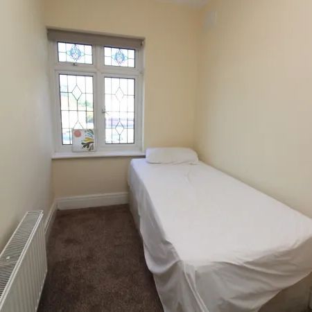 RM1, Eastern Avenue East, Romford - Photo 1