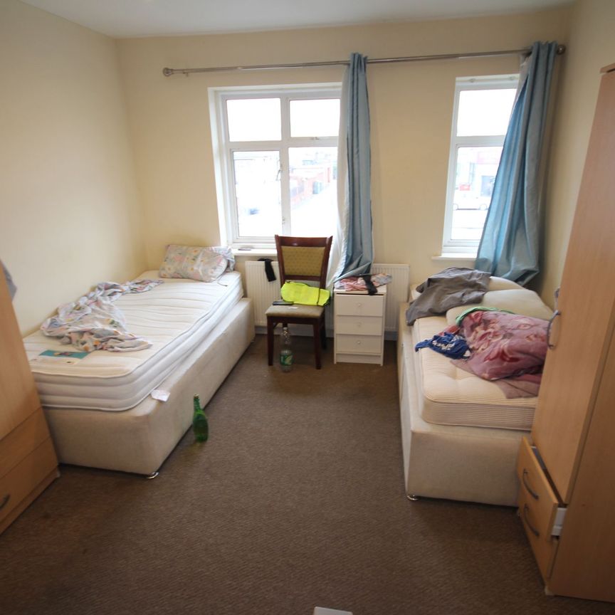 Uxbridge Road, Hillingdon, UB10 - Photo 1