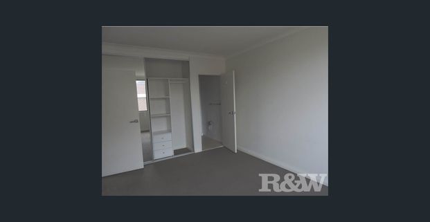 SPACIOUS 4 BEDROOM APARTMENT - Photo 1