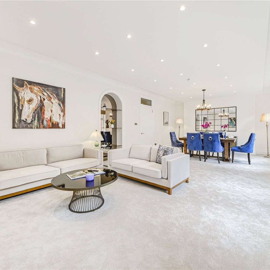 A stunning lateral apartment situated in a desirable red brick Kensington mansion block. - Photo 1