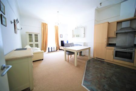 2 bed apartment to rent in Northernhay Place, Exeter, EX4 - Photo 2