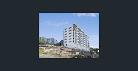 Top-Floor Apartment With City Views - Photo 2