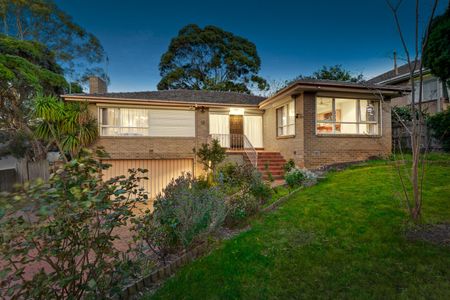 10 Wadham Parade, Mount Waverley - Photo 2