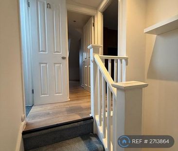 1 bedroom in a flat share to rent - Photo 2