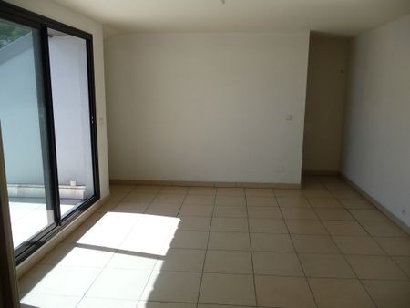 Location Appartement 3 pièces 72m² LA POSSESSION 97419 - Photo 2