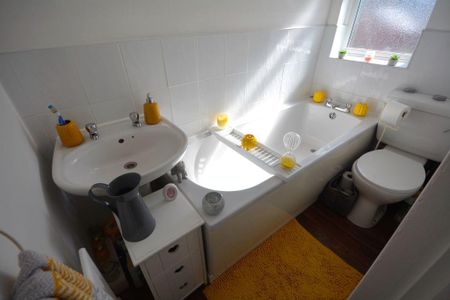 2 bedroom terraced house to rent - Photo 4