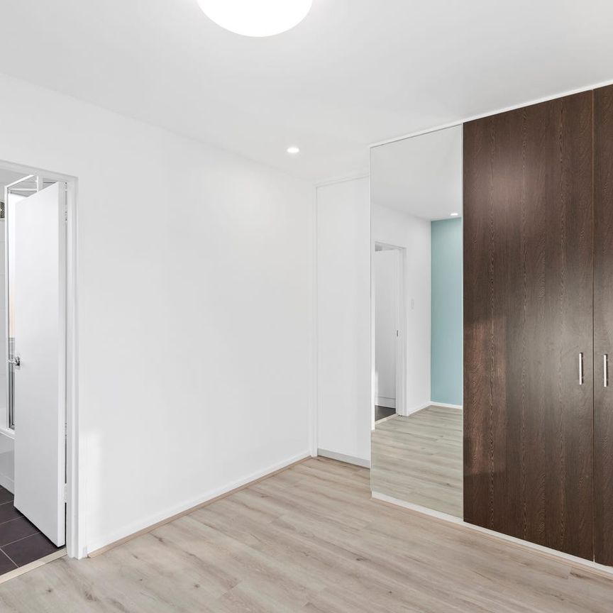 Light-Filled Top Floor Living in a Prime St Kilda Location - Photo 1