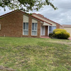 Spacious, Family Home in a Prime Hillside Location - Photo 3