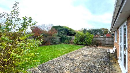 3 bedroom detached bungalow to rent - Photo 2