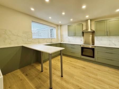 3 bedroom Terraced House To Let - Photo 3