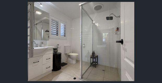 Big Family Home With Big Shed & Lagoon Views! 🏡 - Photo 1