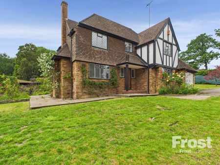 Fulmer Drive, Gerrards Cross, Buckinghamshire,SL9 - Photo 2