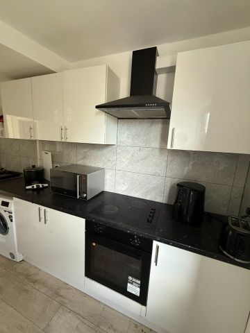 Studio Flat, Coombe Lane, SW20 - Photo 4