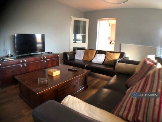 1 bedroom in a flat share to rent - Photo 1