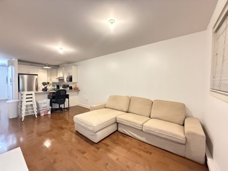 Condo moderne de 2 chambres, entièrement meublé, alliant confort et fonctionnalité. - Photo 2