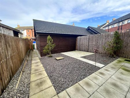 4 bedroom semi-detached house to rent - Photo 3