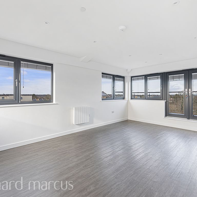 High Road, Whetstone - Photo 1