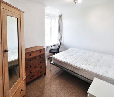 6 bedroom House To Let - Photo 4