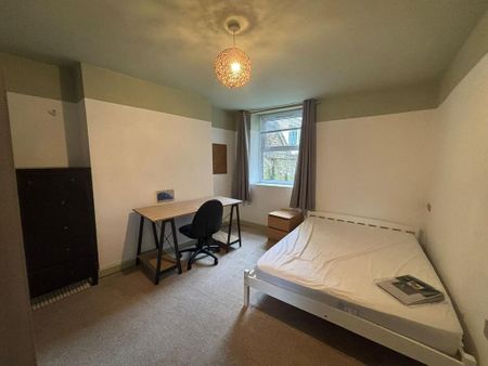 3 bedroom flat to rent - Photo 4