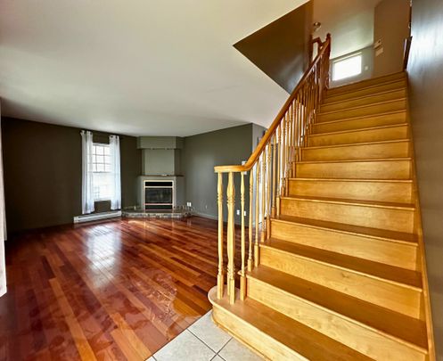 Jolie maison chaleureuse avec grande cour arrière et terrasse - Photo 1