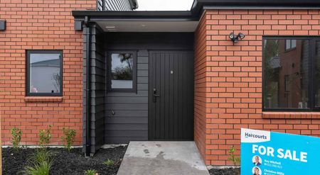 Stylish One-Bedroom Home in Chartwell - Wheelchair Friendly! - Photo 5