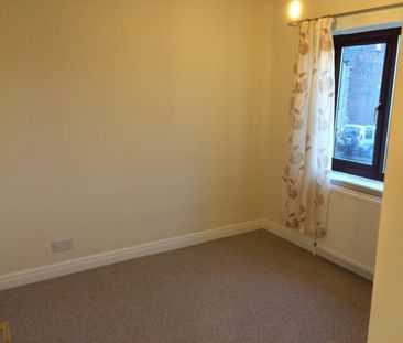 3 bed Terraced - To Let - Photo 2