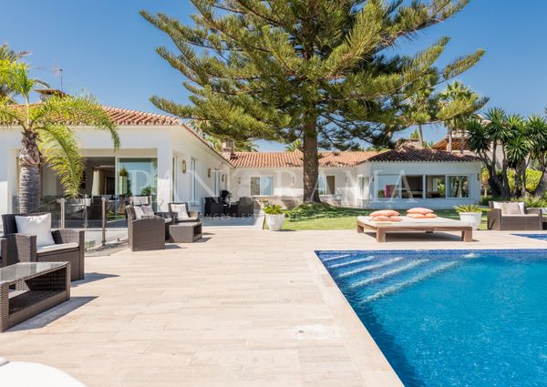 Contemporary-style villa on a large plot with sea views in Elviria