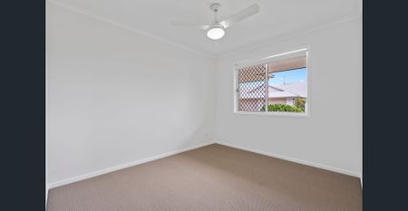 REFRESHED LOW-SET VILLA IN STUNNING MANLY CREST ESTATE - Photo 4