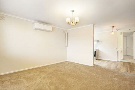 LIGHT-FILLED ONE BEDROOM APARTMENT - Photo 2