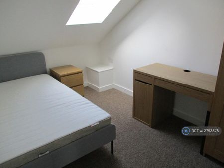 4 bedroom flat to rent - Photo 3