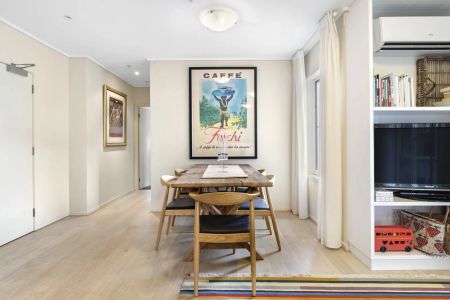 Ground Floor Apartment with Large Courtyard! - Photo 5