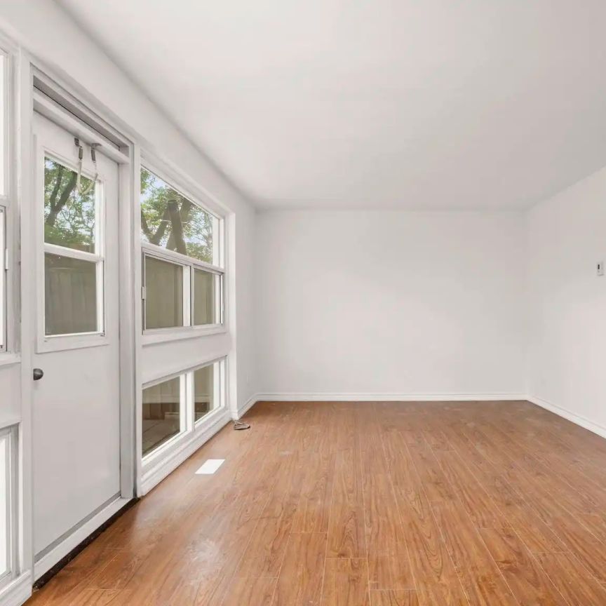 Torbolton Townhouse — 3 Bedroom 2 Bathroom Townhouse - Photo 1