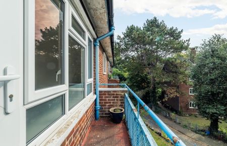 2 bedroom flat to rent - Photo 2