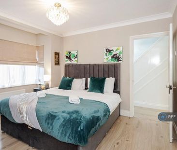 4 bedroom semi-detached house to rent - Photo 4