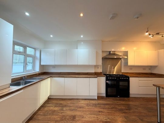 4 Bed Terraced House, Evelyn Avenue, NW9 - Photo 1