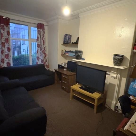 Room 3, Lucas Street, Woodhouse, Leeds, LS6 2JD - Photo 1