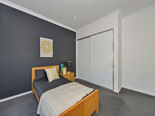 Stunning Ex-Display Home in Ormeau Ridge – Luxury Living With Low-Maintenance Appeal - Photo 1