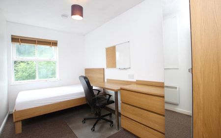 *** STUDENT PROPERTY *** A fantastic flat situated on the popular Stoke Park development. Four double bedrooms, offered furnished and available from June. - Photo 2